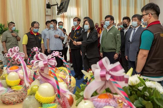 Workers remove more wreckage from deadly Taiwan train crash | iNFOnews.ca Workers remove more wreckage from deadly Taiwan train crash | iNFOnews.ca