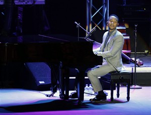 Singer John Legend talks to sold-out Bahrain concert about justice and fighting for change | iNFOnews.ca CP32117360