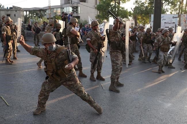 Lebanese protesters clash with army near presidential palace | iNFOnews.ca