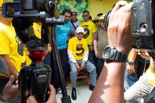Tens of thousands rally against Malaysia's prime minister | iNFOnews.ca