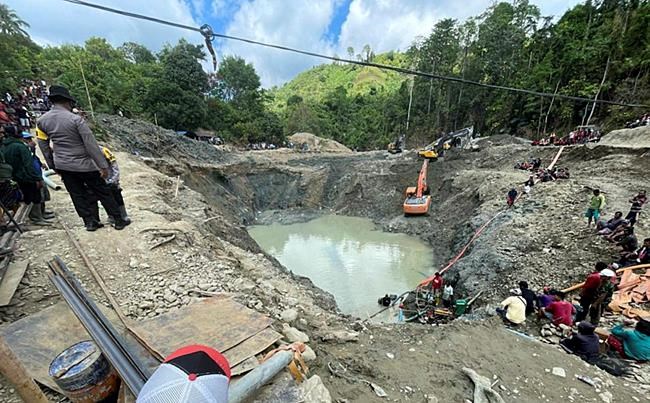 Illegal gold mine in Indonesia collapses, killing 6 workers | iNFOnews.ca Illegal gold mine in Indonesia collapses, killing 6 workers | iNFOnews.ca