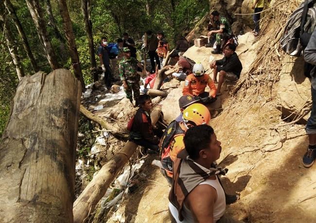 Rescuers pass water, food to Indonesia mine buried | iNFOnews.ca