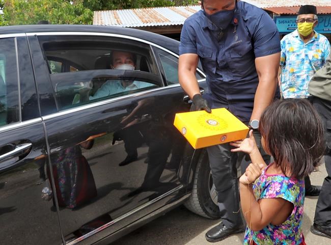 After seeing floods, Indonesian leader visits quake zone | iNFOnews.ca