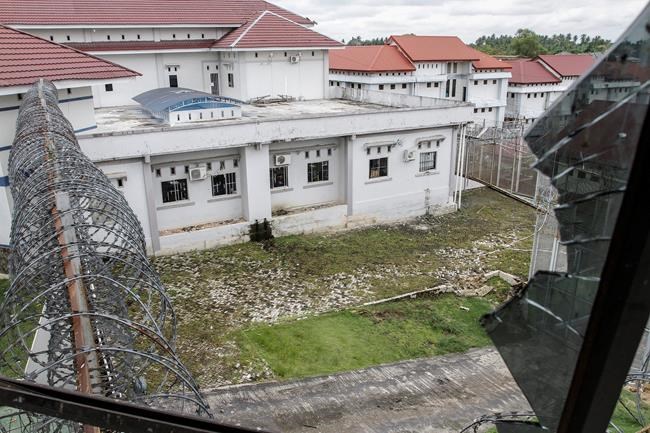 Indonesia: About 200 still at large 2 days after jail break | iNFOnews.ca