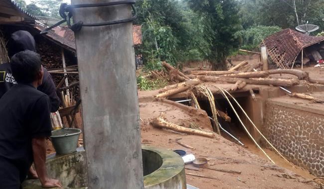 Rain hampers search for Indonesian landslide victims, 7 dead | iNFOnews.ca