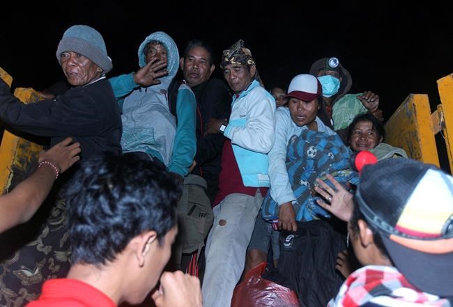 Fearing eruption, thousands in Bali flee from Mount Agung | iNFOnews.ca Fearing eruption, thousands in Bali flee from Mount Agung | iNFOnews.ca