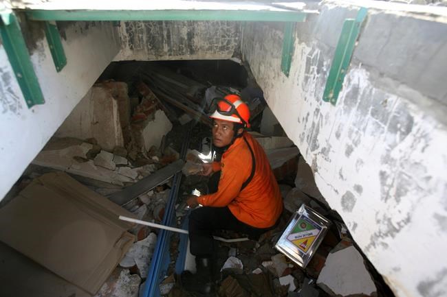 Aid groups descend on Indonesia quake zone; deaths reach 102 | iNFOnews.ca Aid groups descend on Indonesia quake zone; deaths reach 102 | iNFOnews.ca