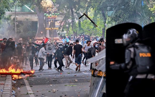 Protests against new labour law turn violent across Indonesia | iNFOnews.ca