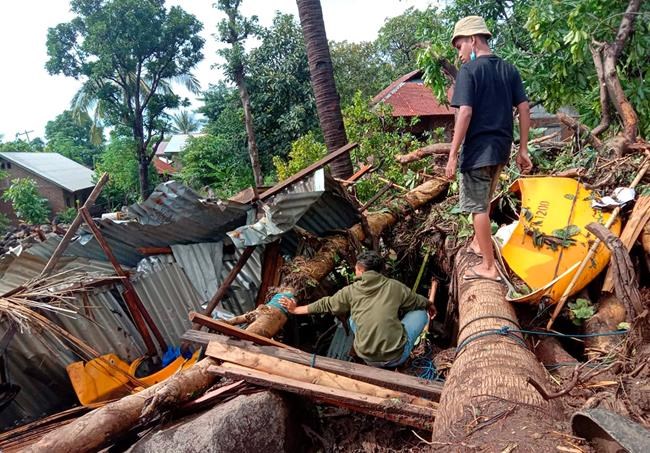 Rescuers hampered by damaged roads, more rain in Indonesia | iNFOnews.ca Rescuers hampered by damaged roads, more rain in Indonesia | iNFOnews.ca