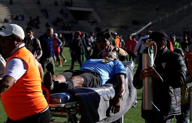 Soccer referee dies after collapsing at match in Bolivia | iNFOnews.ca