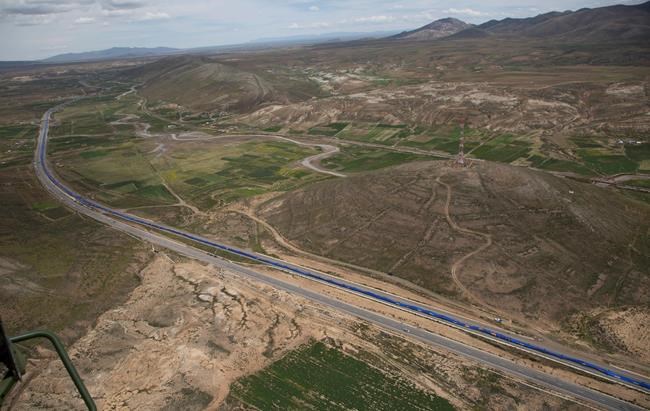 Bolivians stretch vast flag in demand for sea outlet | iNFOnews.ca