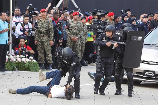 Malaysia detains 3 suspected militants, foils attacks | iNFOnews.ca CP713624330
