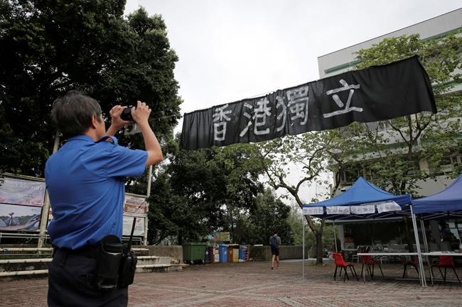 Independence banners on Hong Kong campus renew tensions | iNFOnews.ca CP1760285833