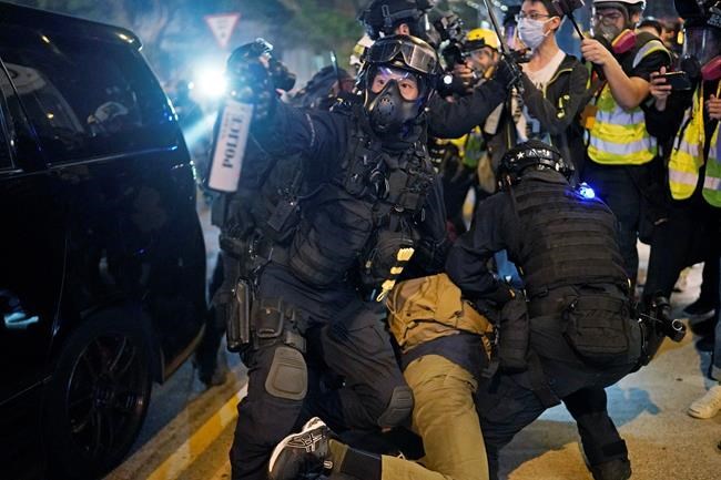 Hong Kong clashes resume in shopping centres, streets | iNFOnews.ca