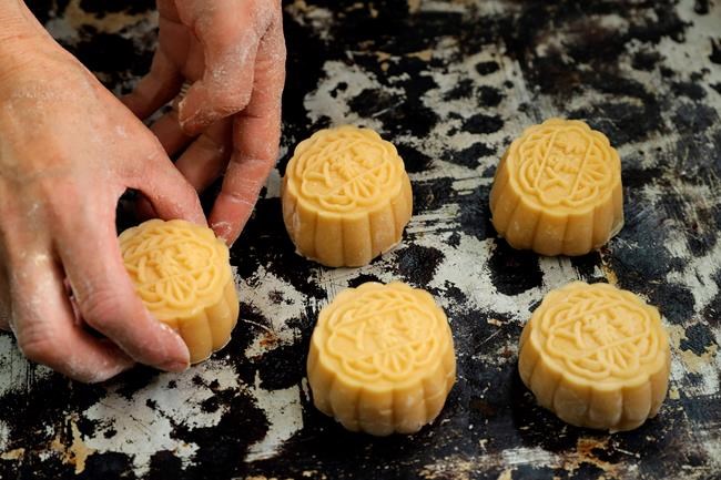Hong Kong bakery's mooncakes carry protest movement slogans | iNFOnews.ca CP1645753557