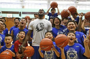 LeBron James humbled by passion of fans in Hong Kong | iNFOnews.ca CP29232662