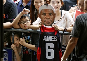 LeBron James does the math and will go back to wearing No. 23 in his return to Cleveland | iNFOnews.ca CP29283719