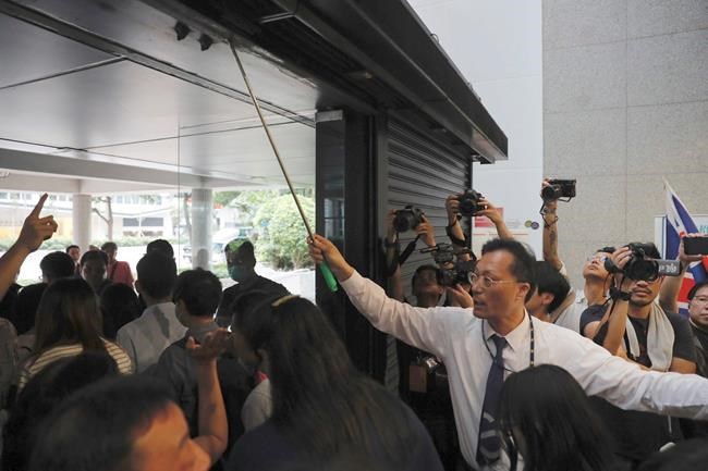 Protesters block Hong Kong building access, plan new action | iNFOnews.ca CP176091269