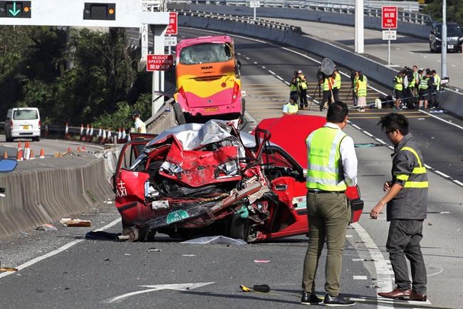 Airport workers' bus hits taxi on Hong Kong road, killing 5 | iNFOnews.ca