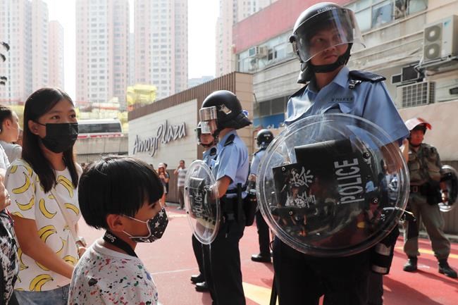 Skirmishes break out in Hong Kong mall amid counter rallies | iNFOnews.ca Skirmishes break out in Hong Kong mall amid counter rallies | iNFOnews.ca
