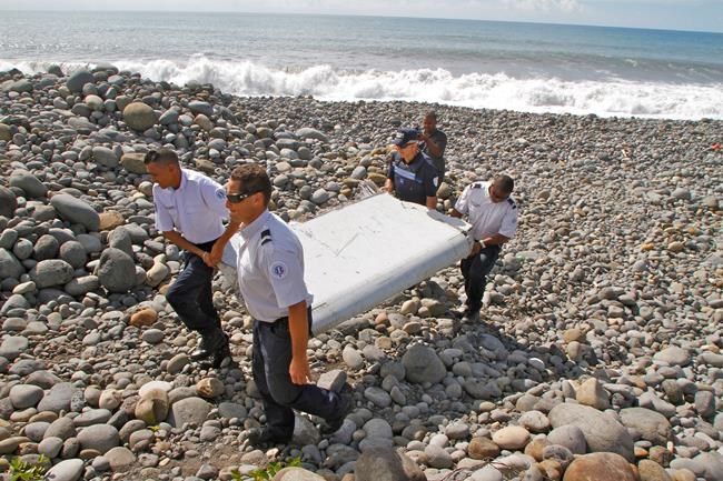 Malaysia Flight 370 families to hunt for debris in Africa | iNFOnews.ca CP454264818