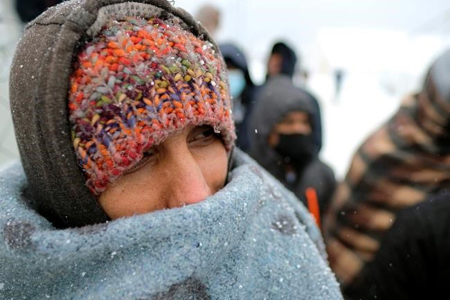 Hundreds of migrants freezing in heavy snow in Bosnia camp | iNFOnews.ca