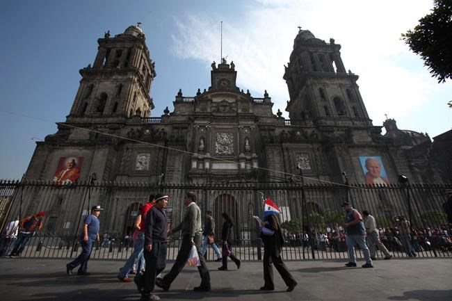 Priest attacked with a knife in Mexico City cathedral | iNFOnews.ca