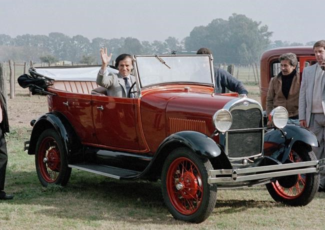 Flamboyant former Argentine President Carlos Menem dies | iNFOnews.ca