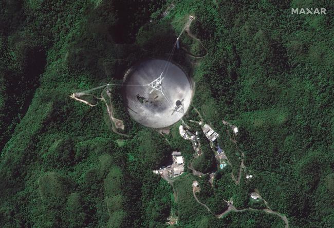 Huge Puerto Rico radio telescope, already damaged, collapses | iNFOnews.ca