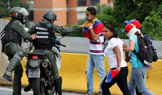 All eyes on Venezuelan military as country teeters | iNFOnews.ca CP1820369870
