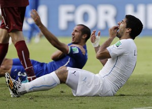 FIFA bans Suarez for four months for biting opponent at World Cup | iNFOnews.ca CP28913834