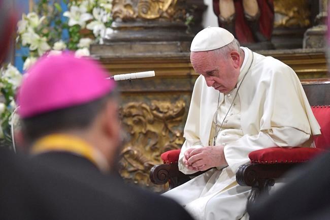 Pope meets with abuse survivors, weeps with them in Chile | iNFOnews.ca Pope meets with abuse survivors, weeps with them in Chile | iNFOnews.ca