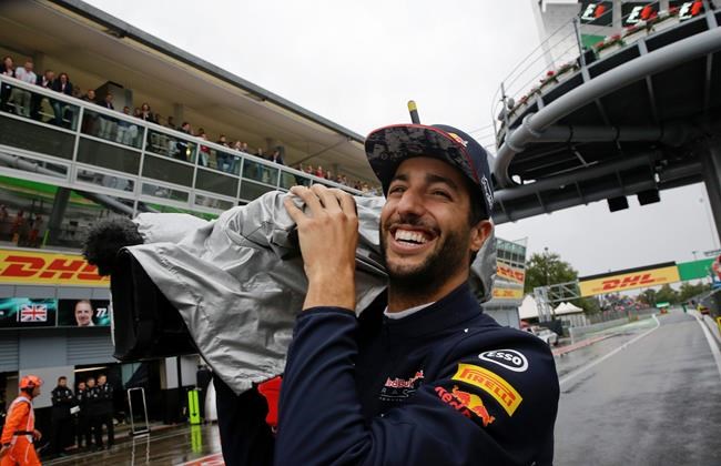Hamilton sets pole record with dramatic last lap in the rain | iNFOnews.ca