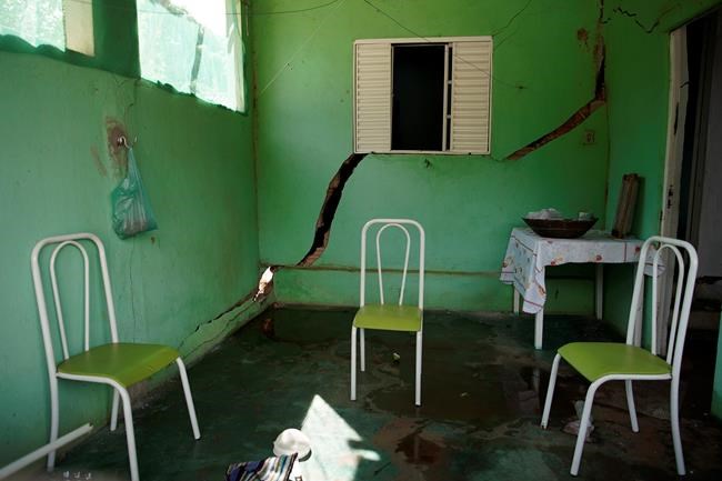40 dead, many feared buried in mud after Brazil dam collapse | iNFOnews.ca CP1180996440