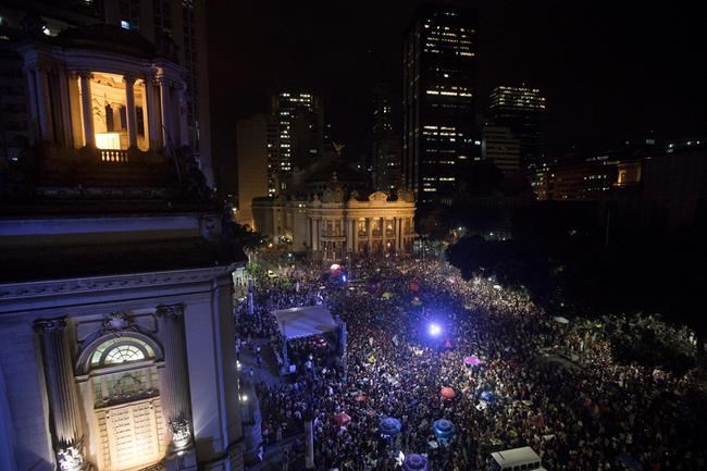 Thousands in Rio demand answers about murder of councilwoman | iNFOnews.ca