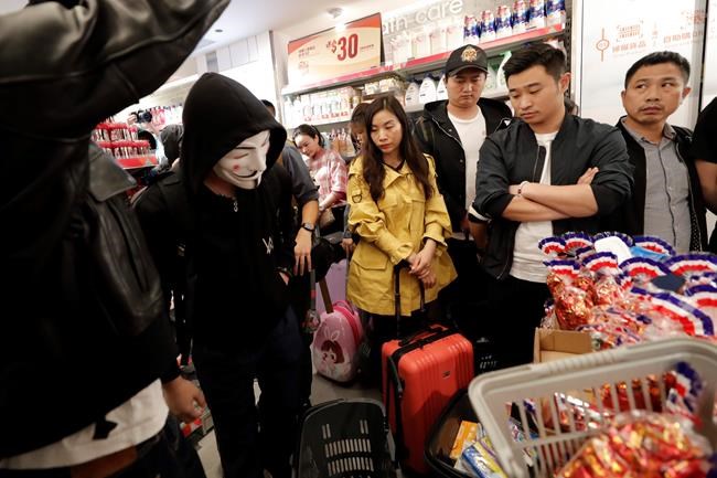 Hong Kong protesters demand mainland Chinese traders leave | iNFOnews.ca
