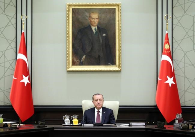 Turkey arrests man with 'hero' T-shirt during coup trial | iNFOnews.ca