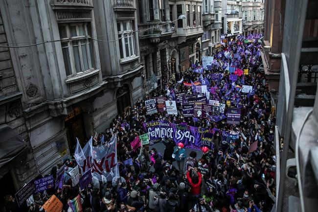 Protesters urge end to violence against women in Turkey | iNFOnews.ca Protesters urge end to violence against women in Turkey | iNFOnews.ca