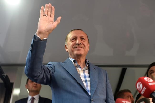 Crowds rejoice; Failed coup strengthens Turkey's president | iNFOnews.ca CP872859884