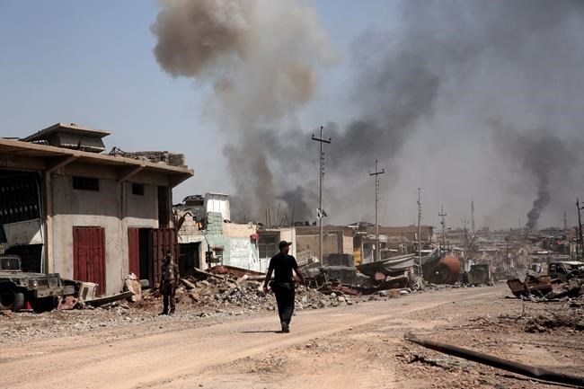 Iraqi forces move to surround Mosul's Old City, held by IS | iNFOnews.ca