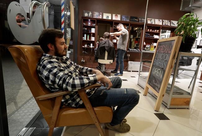 New Zealand barber snips away at midnight as nation reopens | iNFOnews.ca New Zealand barber snips away at midnight as nation reopens | iNFOnews.ca