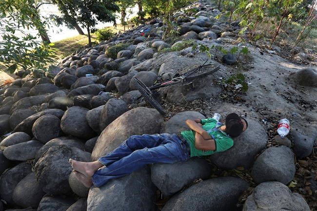 Migrants weigh limited options at Guatemala-Mexico border | iNFOnews.ca