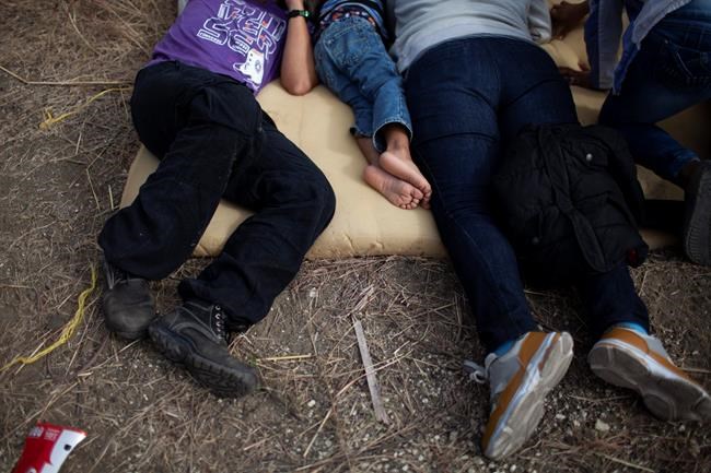 Guatemala forces stall migrant caravan with tear gas, batons | iNFOnews.ca