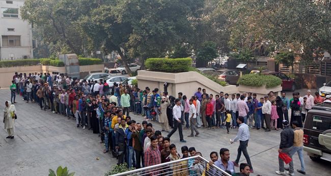 India struggles as millions throng banks to swap currency | iNFOnews.ca India struggles as millions throng banks to swap currency | iNFOnews.ca