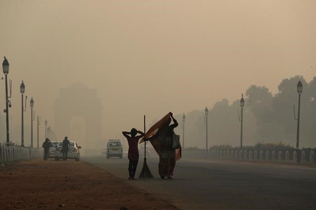 Toxic smog cloaks New Delhi morning after Diwali festivities | iNFOnews.ca CP375884349
