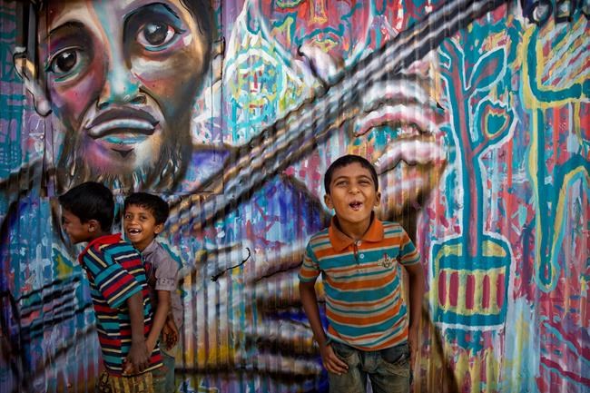 2 New Yorker artists bring colours, smiles to Rohingya camps | iNFOnews.ca