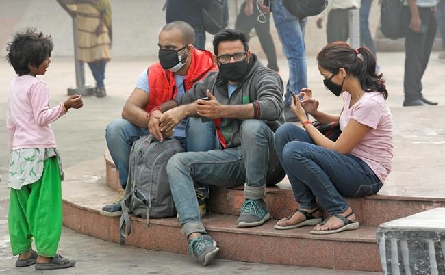 New Delhi residents offered masks as city chokes on smog | iNFOnews.ca New Delhi residents offered masks as city chokes on smog | iNFOnews.ca