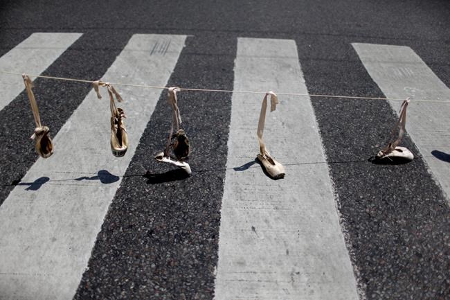 Argentina ballet dancers protest by performing in the street | iNFOnews.ca Argentina ballet dancers protest by performing in the street | iNFOnews.ca