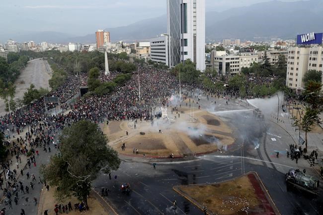 Chile protests resume, demonstrations crimp economic growth | iNFOnews.ca CP513670177