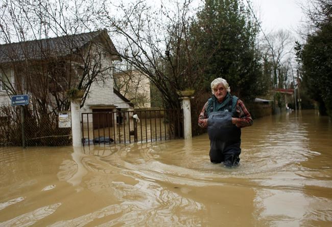 Floodwaters threaten Paris, closing roads, tunnels, cellars | iNFOnews.ca Floodwaters threaten Paris, closing roads, tunnels, cellars | iNFOnews.ca